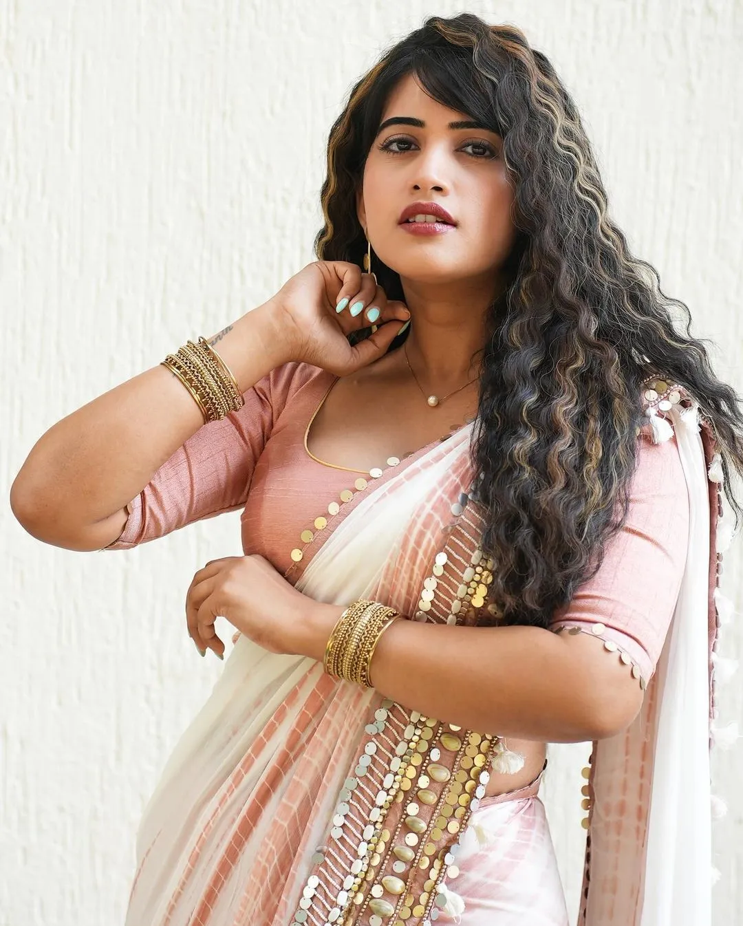 Telugu Actress Sravanthi Chokarapu Images In White Saree Pink Blouse